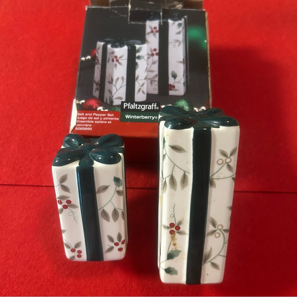 Pfaltzgraff Winterberry Rectangular Shakers with Red and Green Accents